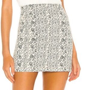 🔆 Free People floral lace Print Mini Skirt, Gray & cream, Back Zipper, Size 6